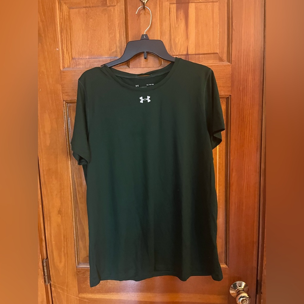 new. never worn, no tags women’s under armour heat gear short sleeve shirt